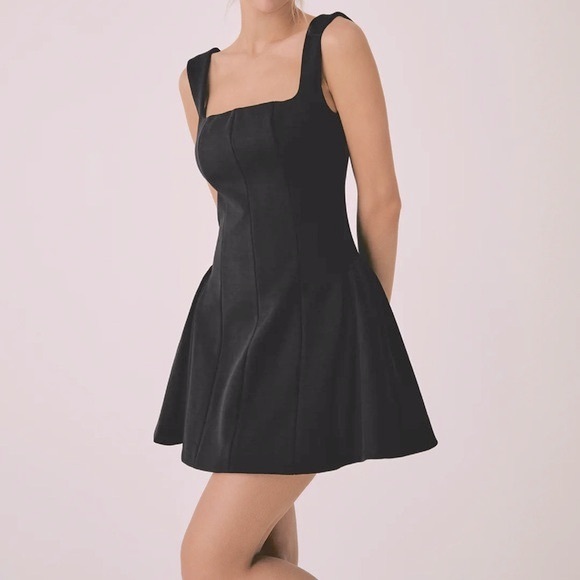 Commense Dresses & Skirts - COMMENCE REVOLVE STYLE OLD MONEY  black square neck short dress SIZE M